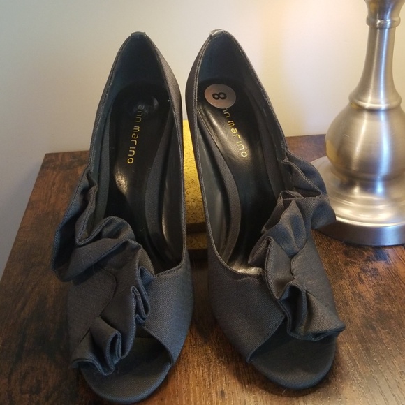 ANN MARINO Ruffled Heels - Picture 2 of 6